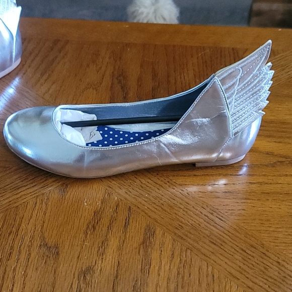 NIB Cool Silver winged flats Various sizes - Picture 4 of 11